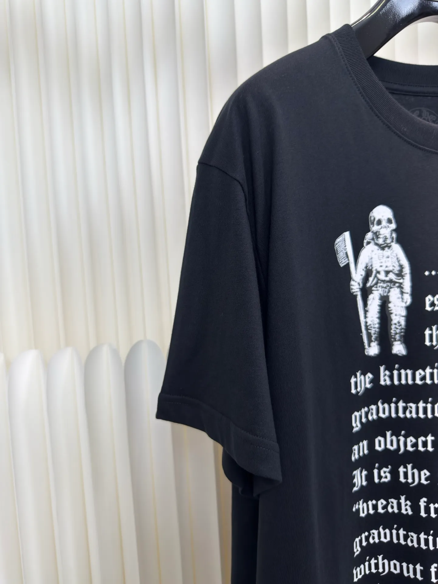 P240 Chrome Hearts Skeleton Soldier Text Short Sleeves. The fabric is made of 26-woven 200g cotton. The printing is made of thermosetting ink. Customized accessories. Size S M L